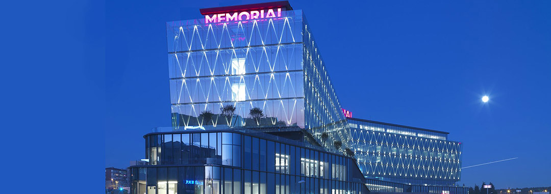 Exterior view of Memorial Hospital in Istanbul, a beacon of cosmetic breast implants.