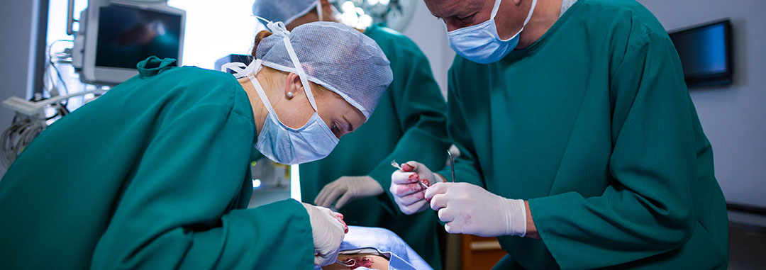  Experienced orthopaedic surgeons performing a procedure